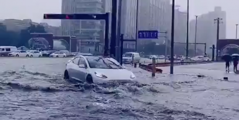 mobil Tesla saat menerjang banjir