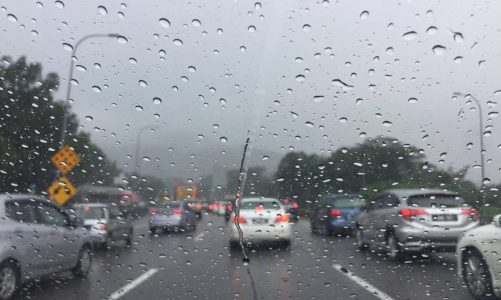 Berkendara saat hujan deras