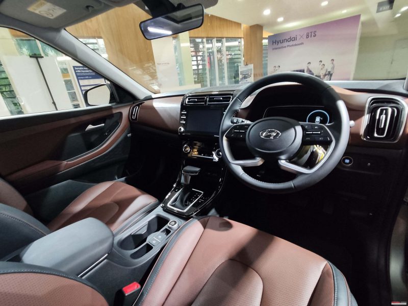 material pada interior crossover terbaru